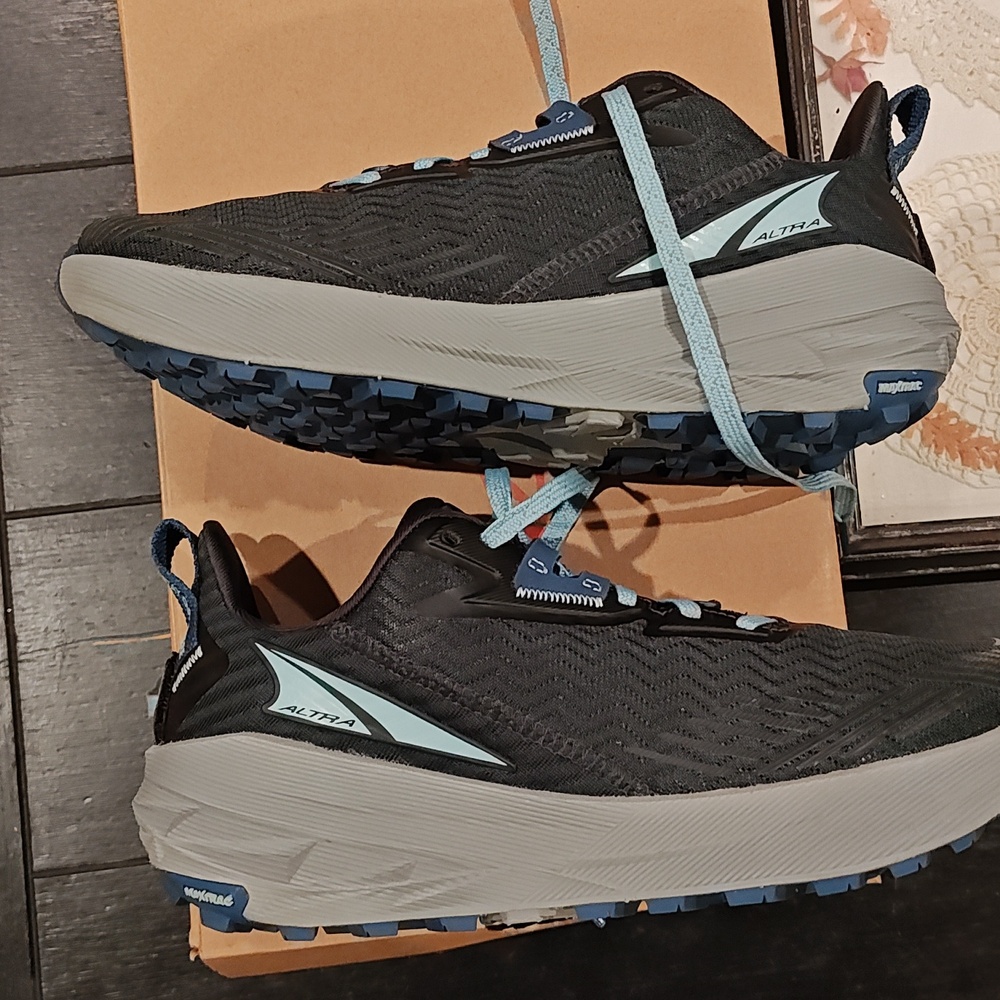Altra experience Wild Size 8.5  Black/Lt Blue-barely Worn - Picture 8 of 12